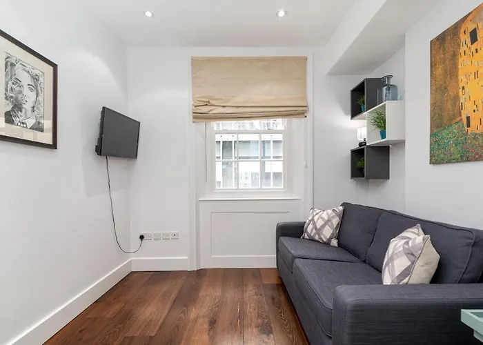 A Stunning Three Bedroom Home In Mayfair